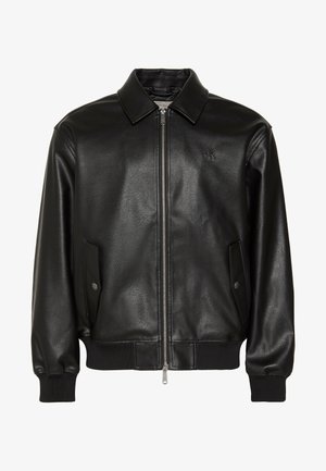 Schwarze Kunstlederjacke mit Frontreißverschluss, Klappentaschen mit Druckknöpfen, gerippten Bündchen und Saum sowie kleinem, geprägt eingestanztem Logo auf der Brust.