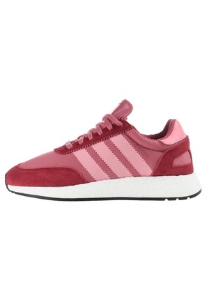 Rød og pink lavtop-sneaker med hvid sål, tre parallelle lyserøde striber på siden og snørelukning.