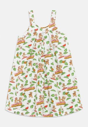 Fehér ujjatlan ruha, amelyen nyomtatott mackók szörföznek, trópusi levelek, ananászok, dinnye, virágok és színes "Moschino" logók láthatók.