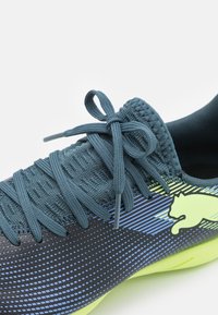 Puma FUTURE 7 PLAY IT JR UNISEX - Botines de fútbol sala - gray skies/elektro purple/fizzy apple/white