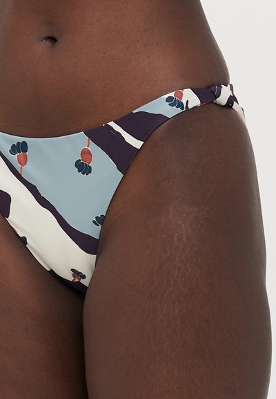 Šviesiai mėlynas bikini priekis, dekoruotas abstrakčiais raštais tamsiai violetine ir raudona spalvomis. Šone yra surištas detalė. Lygus, elastingas audinys.