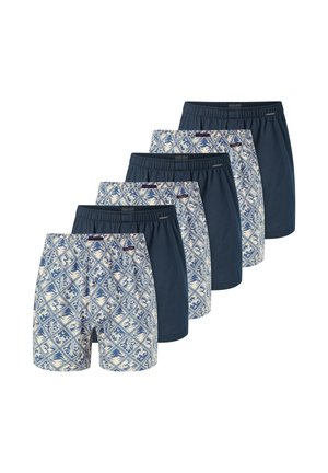 Bokserki w opakowaniu po pięć sztuk. Zestaw zawiera materiał w niebieskie wzory oraz gładką granatową bawełnę. Elastyczny pas, luźny krój.