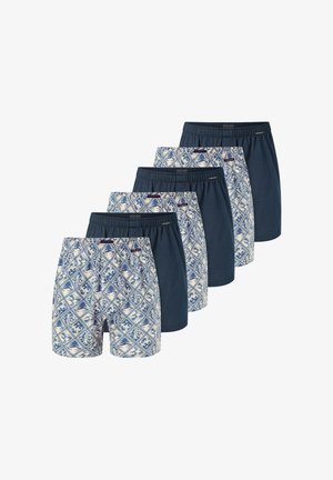 Bokserki w opakowaniu po pięć sztuk. Zestaw zawiera materiał w niebieskie wzory oraz gładką granatową bawełnę. Elastyczny pas, luźny krój.