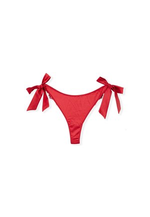Roter Bikini-Unterteil aus Satinmaterial, mit dekorativen Bindebändern an jeder Seite, frechem Schnitt und glatter Textur. Keine zusätzlichen Muster oder Akzente.
