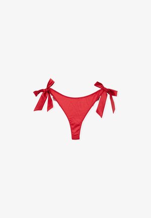 Roter Bikini-Unterteil aus Satinmaterial, mit dekorativen Bindebändern an jeder Seite, frechem Schnitt und glatter Textur. Keine zusätzlichen Muster oder Akzente.