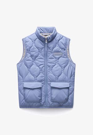 Vaaleansininen tikattu liivi, jossa on korkea kaulus, etuvetoketju ja kaksi läppätaskua. Sisältää paksun rakenteen ja logopatchin rinnassa.