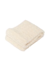 Miękki, kremowo-biały koc o teksturowanej, puszystej powierzchni z prążkowanym wzorem. Starannie złożony, prezentujący swoje pluszowe materiał.