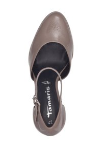 Chaussure en cuir verni marron avec un bout arrondi, des côtés ouverts et une bride à la cheville avec une boucle. Semelle intérieure noire avec le logo de la marque visible.