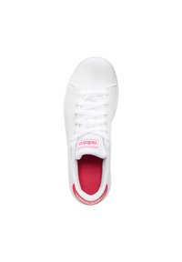 Zapatilla deportiva blanca con un upper liso y acentos rosas. Presenta un diseño de cordones, collar acolchado y logotipo en la lengüeta y el talón.