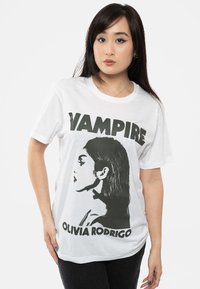 Paradiso Clothing OLIVIA RODRIGO VAMPIRE - Print T-shirt - white