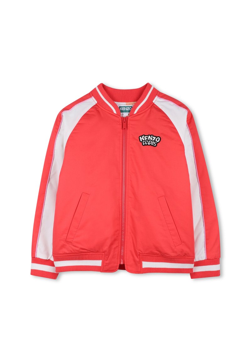 Giacca bomber rossa con accenti bianchi, chiusura a zip, polsini e orlo a costine, con logo Kenzo sul petto e due tasche laterali.
