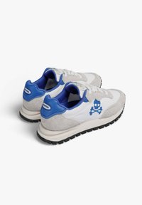 Zapatillas con parte superior de ante y sintético en una combinación de colores azul y blanco, que presentan un diseño de calavera y huesos cruzados en el lateral. Suela texturada negra.