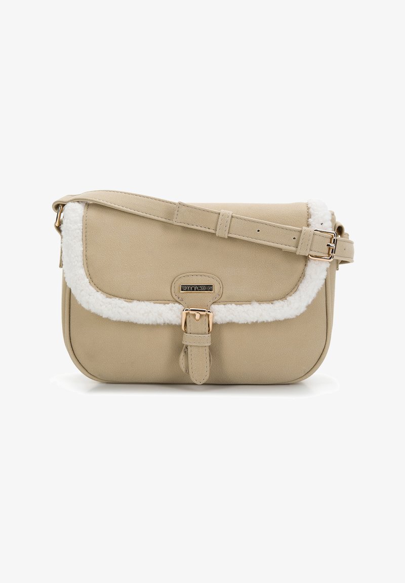 Borsa beige in faux leather con bordo bianco soffice, dotata di chiusura con fibbia dorata e tracolla regolabile. Forma rettangolare.