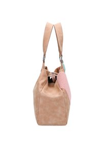 Beige suède handtas met een ronde vorm, voorzien van een zachte roze accent, dubbele schouderbanden en een ritssluiting. Glad oppervlak overal.