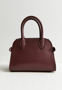 Borsa bordeaux con texture in pelle liscia, forma strutturata, doppi manici arrotondati e accenti di cucitura sottili. Nessun hardware o motivo visibile.