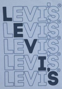 Camiseta azul con el texto repetido "LEVI'S" en diferentes tamaños de fuente, colores y alineaciones; incluye el símbolo de marca registrada.