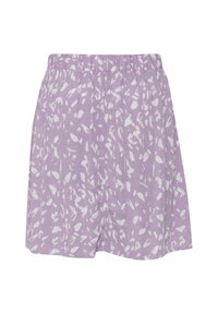 Shorts violet clair avec un motif de feuilles blanches, dotés d'une taille élastique. Fabriqués en tissu doux et léger. Sans poches.