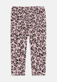 Rózsaszín leggings, melyen az egész felületen fekete és mély rózsaszín szív mintázatú leopárd print található. Puha anyagból készült, testhezálló fazonnal.