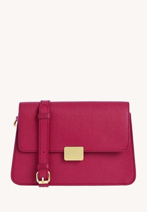 Petit sac bandoulière rectangulaire en cuir magenta avec une sangle ajustable et une fermeture rectangulaire dorée sur le rabat avant.