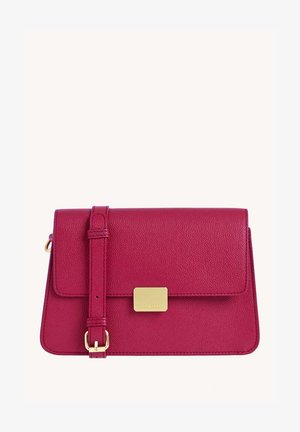 Petit sac bandoulière rectangulaire en cuir magenta avec une sangle ajustable et une fermeture rectangulaire dorée sur le rabat avant.