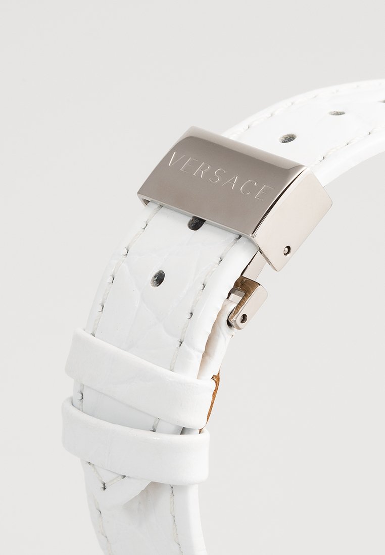 Bracelet de montre en cuir blanc avec une finition texturée, doté d'un fermoir en métal argenté gravé "Versace". Se règle avec plusieurs trous.