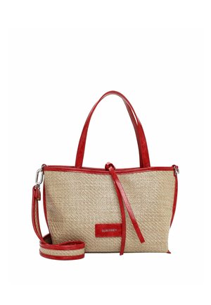 Beige vævet mulepose med rød læderkant, dobbelte håndtag, en aftagelig skulderrem og et frontmærke med teksten "SURI FREY".