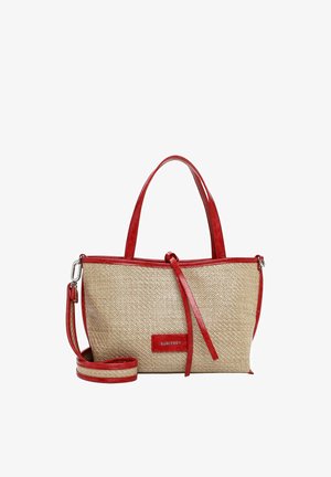 Beżowa pleciona torba typu tote z czerwonymi skórzanymi wykończeniami, podwójnymi uchwytami, odpinanym paskiem na ramię oraz przednią metką z napisem "SURI FREY".
