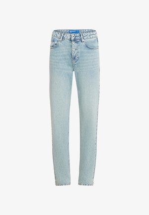 Jasnoniebieskie dżinsy o prostym kroju, z pięcioma kieszeniami i zapinane na guzik. Posiadają przetarcia i wzmocnione szwy.