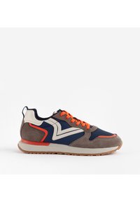 Sneaker da uomo con parte superiore in suede grigio e mesh blu navy, dettagli arancioni e lacci, caratterizzato da un logo bianco, suola imbottita e suola in gomma.