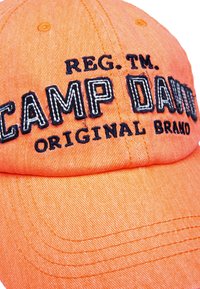 Cappellino da baseball in cotone arancione con testo ricamato. Presenta una visiera curvata e dettagli di cucitura, con la scritta "CAMP DAVID" in evidenza.