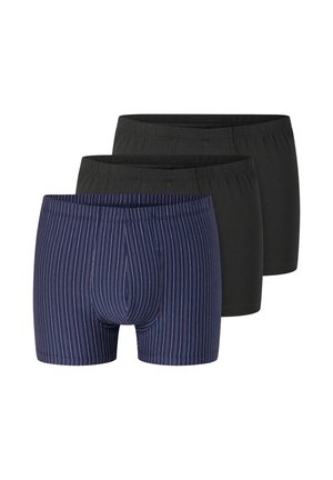 Tres pares de calzoncillos tipo bóxer para hombre, dos de color negro sólido y uno azul marino con finas rayas verticales rojas y blancas, dispuestos superpuestos sobre un fondo blanco.