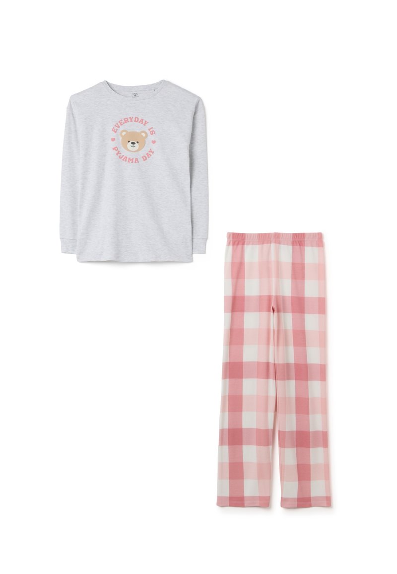 Graues Langarm-Pyjamaoberteil mit einem Bärenmotiv und pinkem Text, kombiniert mit rosa und weißen karierten Pyjamahosen. Aus Baumwollmaterial.