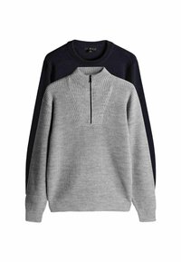 Dva puloverja: en naslednji je temno moder, drugi je siva. Sivi pulover ima visok ovratnik z zadrgo in rebrasto teksturo; temno moder pulover pa ima gladko teksturo.