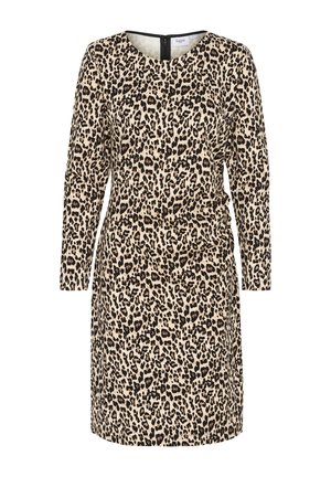 Leopardprint kjole med lange ærmer, rund halsudskæring og drapering ved taljen. Fremstillet af blødt stof med en beige baggrund og sorte akcenter.