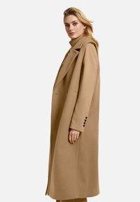 MADELEINE MIT KUSCHELIGEM ÄRMELLOSE IM LOOK - Weste - caramel