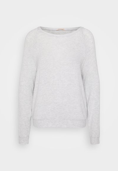 Pulôver cinza de mangas longas feito de um tecido suave e leve, com um decote redondo e bainha canelada, apresentando um corte solto em toda a peça.