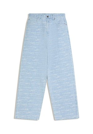Svetlomodré široké džínsy z denimu s jemným textúrovaným vzorom, predné vrecká, zapínanie na gombíky a púzdra na opasok, položené na bielom pozadí.