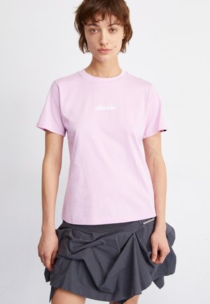 Camiseta de algodón rosa con mangas cortas, que presenta un logo blanco en el centro. La camiseta tiene un escote redondo y una silueta ajustada.