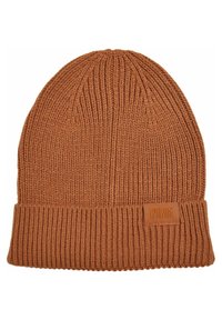 Brun strikket lue med ribbestruktur, brett kant og en lærlogo-patch. Materialet ser mykt og fleksibelt ut.