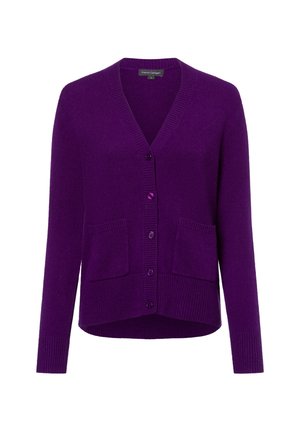 Paarse cardigan met een V-hals, voordeurtjes en twee voorzakken. Gebreide textuur en ribgebreide afwerkingen op de mouwen en de zoom.