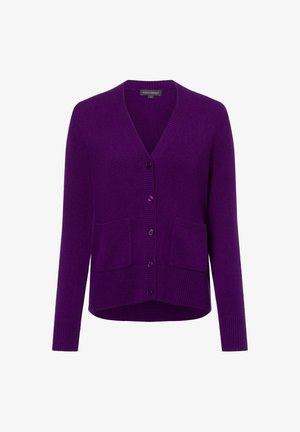 Lila Strickjacke mit V-Ausschnitt, Knöpfen vorne und zwei vorderen Taschen. Gestrickte Textur und gerippte Abschlüsse an Ärmeln und Saum.