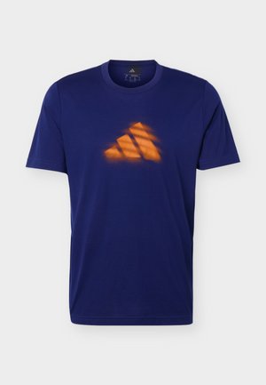 Chemise bleu marine à manches courtes avec un logo triangulaire orange flou centré sur la poitrine, col rond, tissu lisse.