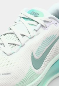 Leichte Laufsohle aus weißem Mesh mit mintfarbenen Akzenten. Verfügt über ein strukturiertes Obermaterial, sichtbare Polsterung und eine weiche Schaumsohle. "RUN"-Label auf der Zunge.