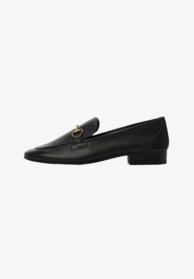 Mocassin en cuir noir avec petit talon et détail en métal doré forme mors de cheval sur le dessus, vu de profil sur fond blanc.