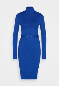 Robe bleue en maille côtelée à manches longues avec col roulé et ceinture assortie à la taille, longueur genou.