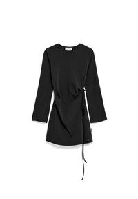 Schwarzes Langarmkleid mit rundem Ausschnitt und seitlichem verstellbarem Bindeband, das einen gerafften Effekt erzeugt, vor weißem Hintergrund.