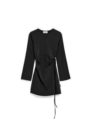 Vestito nero a maniche lunghe con scollo rotondo e dettaglio laterale regolabile con laccetti che crea un effetto arricciato su sfondo bianco.