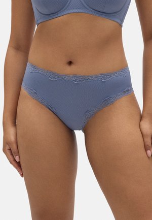 Braguitas de encaje azul claro con un tissu de malla texturizada. La cinturilla presenta un delicado detalle de encaje a lo largo del borde superior.