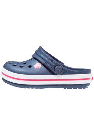Granatowy klapek Crocs z różowo-białą paskowaną podeszwą i regulowanym paskiem z tyłu z otworami wentylacyjnymi na górze.