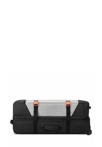 Bolsa de viaje negra con acentos grises, tela resistente, cierre de cremallera, dos ganchos naranjas y un asa lateral. Presenta ruedas para un transporte fácil.